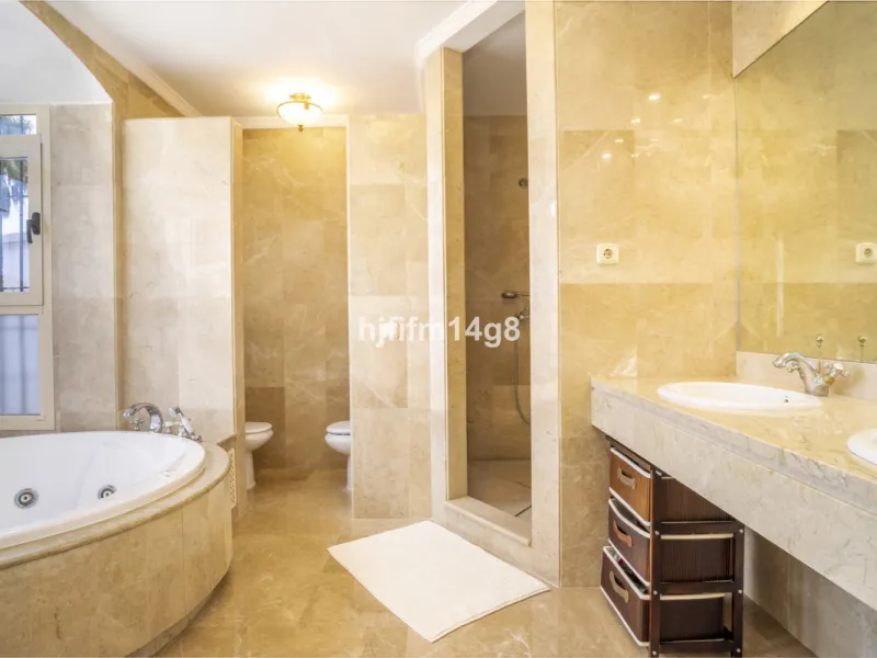 House - Townhouse в продаже в Marbella, Málaga. В доме 3 спален и 4 ванных комнат. Площадь дома 385 м². Площадь участка 178 м²