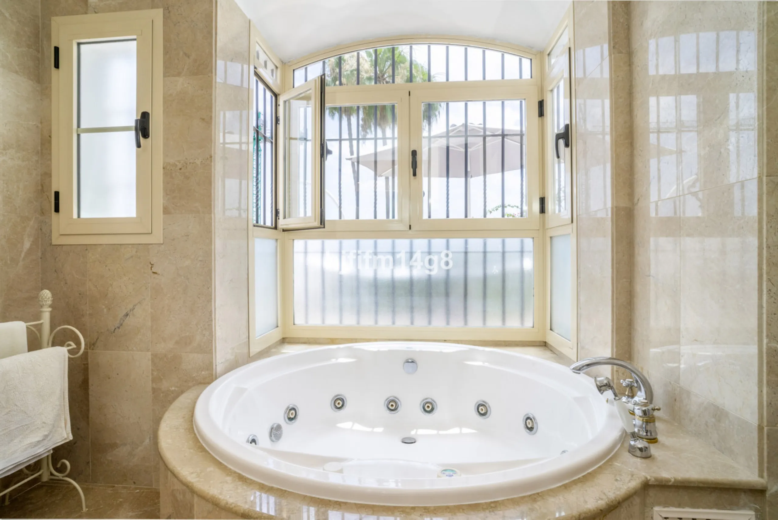 House - Townhouse в продаже в Marbella, Málaga. В доме 3 спален и 4 ванных комнат. Площадь дома 385 м². Площадь участка 178 м²