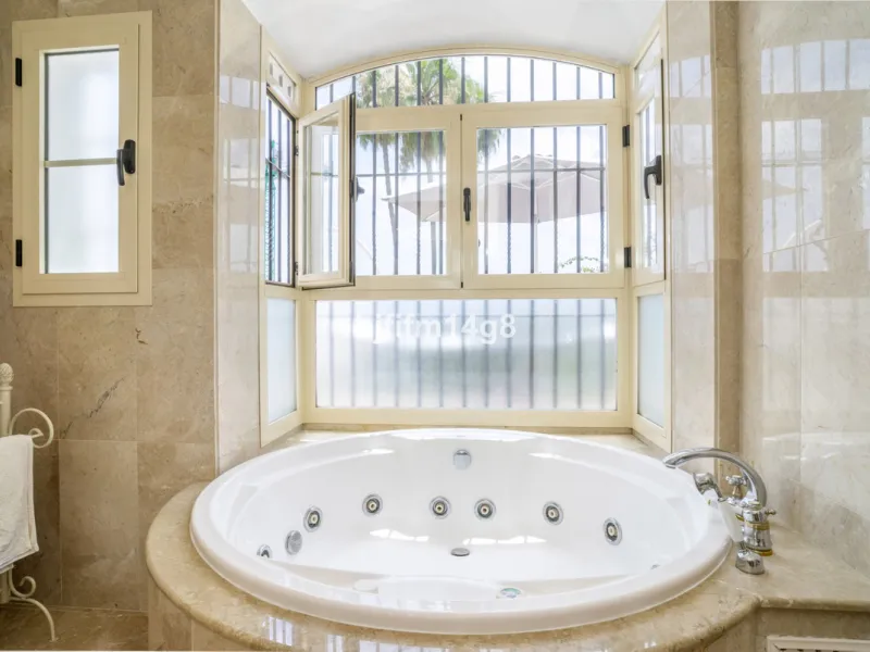 House - Townhouse в продаже в Marbella, Málaga. В доме 3 спален и 4 ванных комнат. Площадь дома 385 м². Площадь участка 178 м²