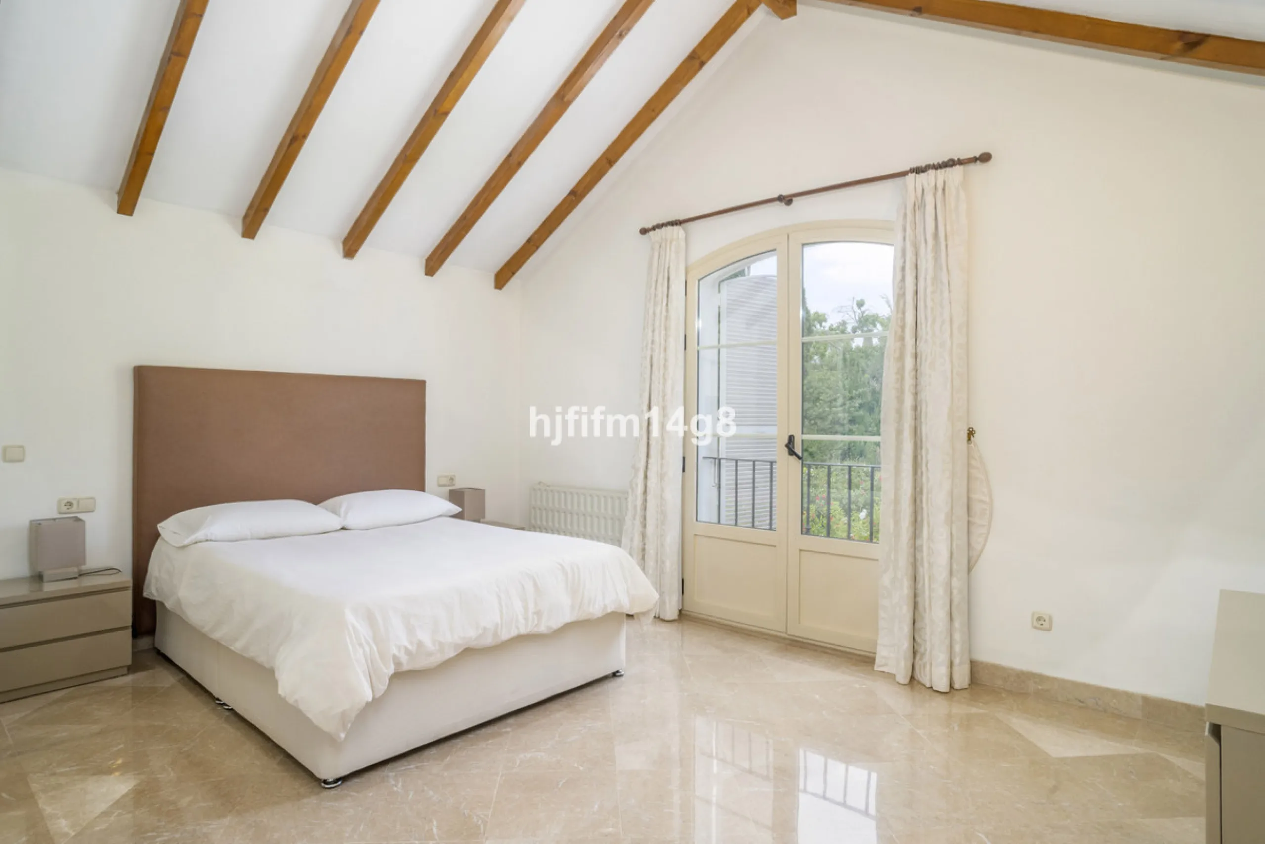 House - Townhouse в продаже в Marbella, Málaga. В доме 3 спален и 4 ванных комнат. Площадь дома 385 м². Площадь участка 178 м²