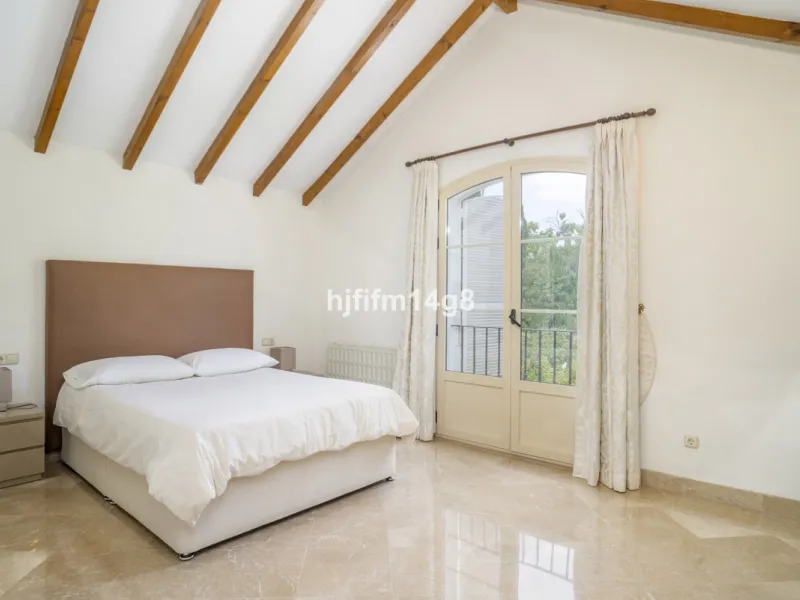 House - Townhouse в продаже в Marbella, Málaga. В доме 3 спален и 4 ванных комнат. Площадь дома 385 м². Площадь участка 178 м²
