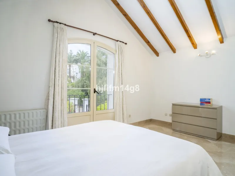 House - Townhouse в продаже в Marbella, Málaga. В доме 3 спален и 4 ванных комнат. Площадь дома 385 м². Площадь участка 178 м²