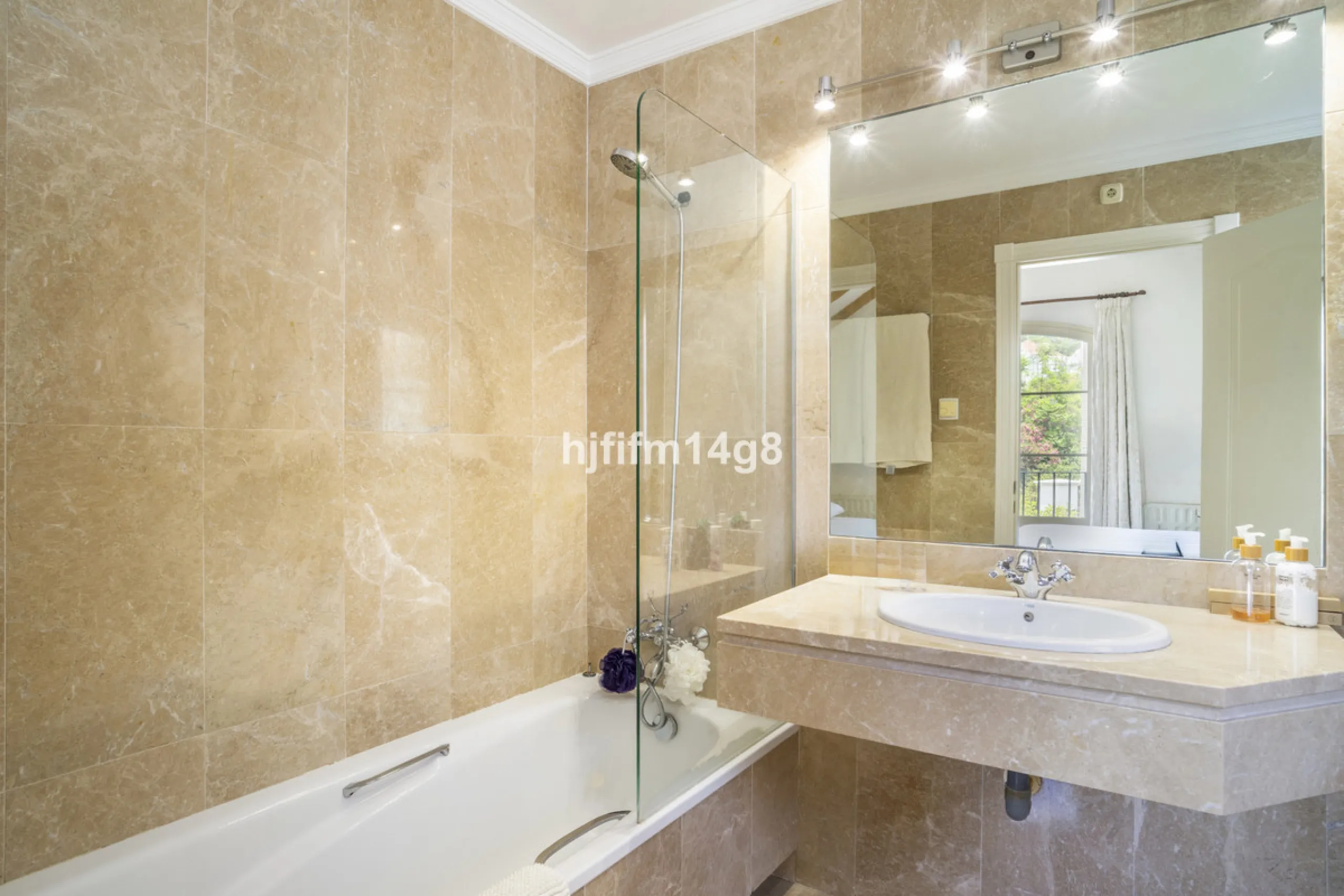 House - Townhouse в продаже в Marbella, Málaga. В доме 3 спален и 4 ванных комнат. Площадь дома 385 м². Площадь участка 178 м²