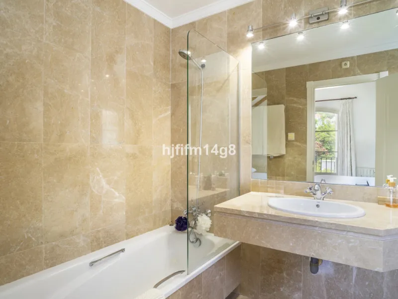 House - Townhouse в продаже в Marbella, Málaga. В доме 3 спален и 4 ванных комнат. Площадь дома 385 м². Площадь участка 178 м²