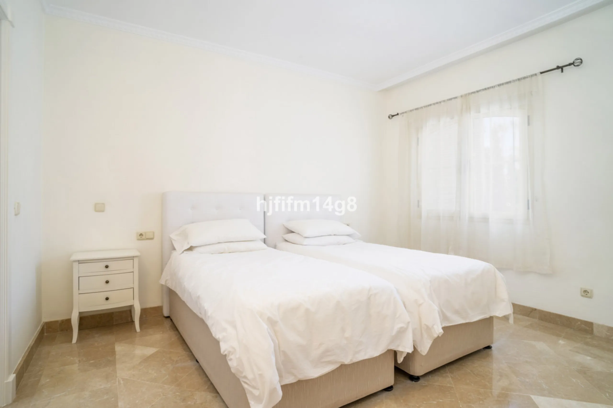 House - Townhouse в продаже в Marbella, Málaga. В доме 3 спален и 4 ванных комнат. Площадь дома 385 м². Площадь участка 178 м²