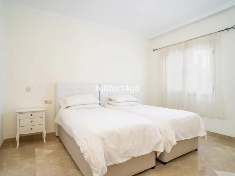 House - Townhouse в продаже в Marbella, Málaga. В доме 3 спален и 4 ванных комнат. Площадь дома 385 м². Площадь участка 178 м²