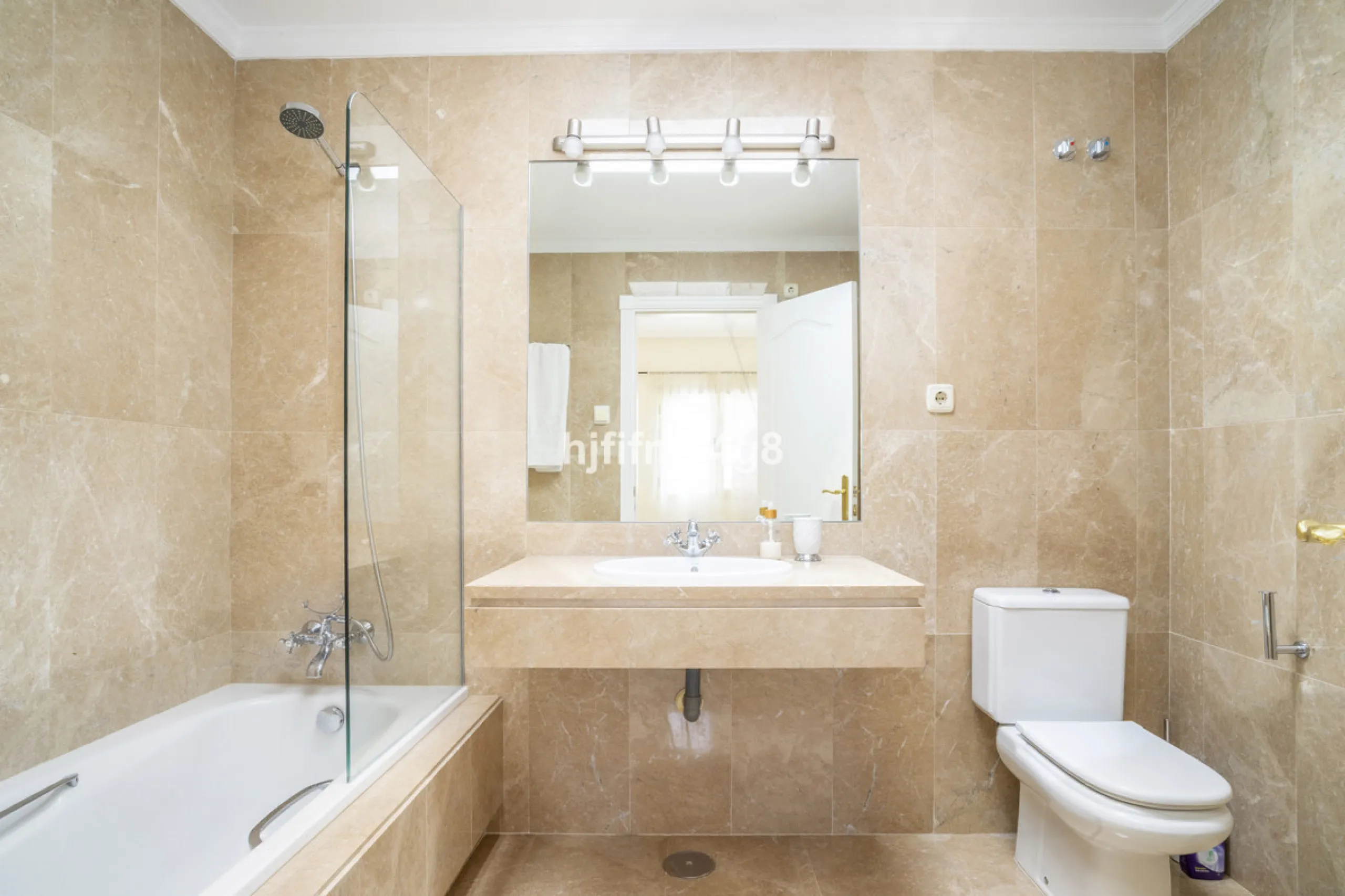 House - Townhouse в продаже в Marbella, Málaga. В доме 3 спален и 4 ванных комнат. Площадь дома 385 м². Площадь участка 178 м²