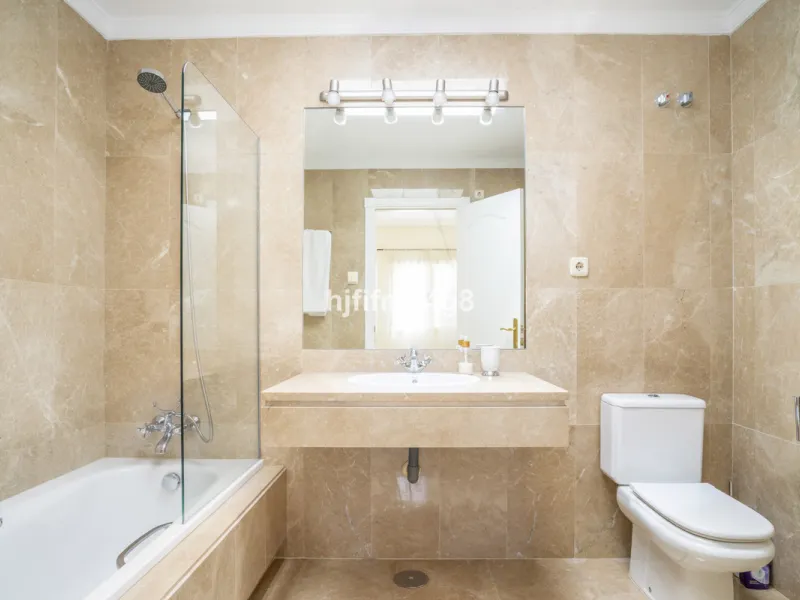 House - Townhouse в продаже в Marbella, Málaga. В доме 3 спален и 4 ванных комнат. Площадь дома 385 м². Площадь участка 178 м²