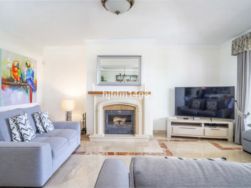 House - Townhouse в продаже в Marbella, Málaga. В доме 3 спален и 4 ванных комнат. Площадь дома 385 м². Площадь участка 178 м²