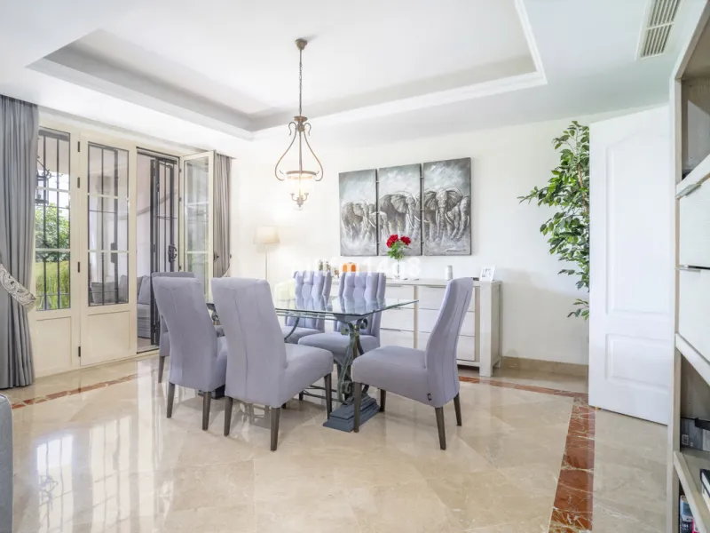 House - Townhouse в продаже в Marbella, Málaga. В доме 3 спален и 4 ванных комнат. Площадь дома 385 м². Площадь участка 178 м²