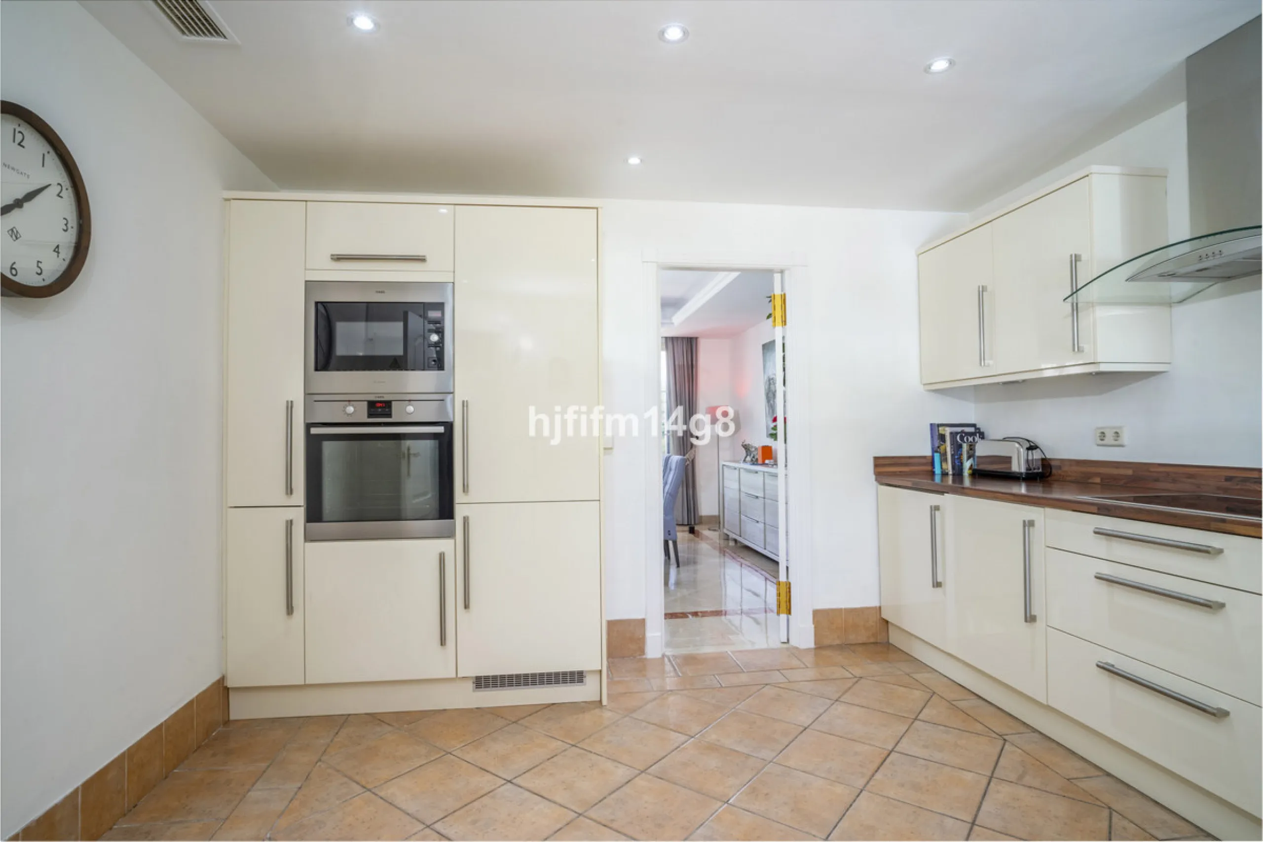 House - Townhouse в продаже в Marbella, Málaga. В доме 3 спален и 4 ванных комнат. Площадь дома 385 м². Площадь участка 178 м²