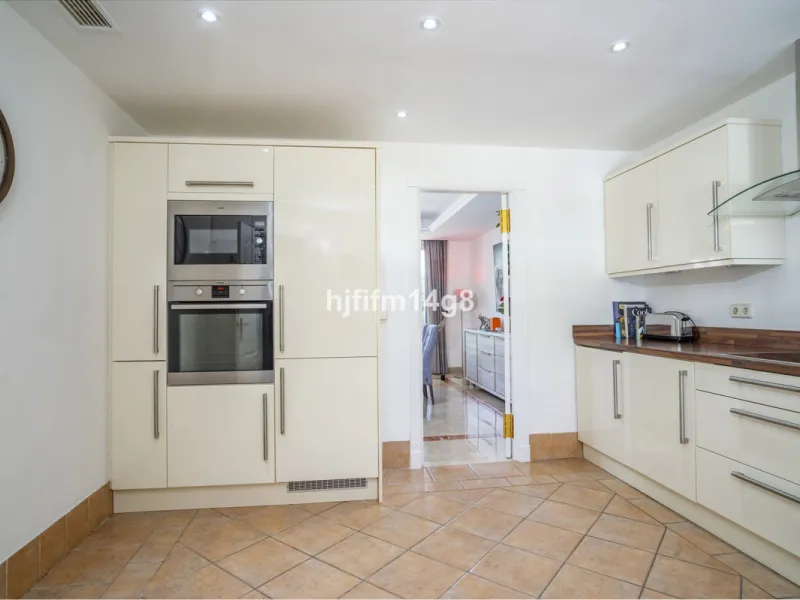 House - Townhouse в продаже в Marbella, Málaga. В доме 3 спален и 4 ванных комнат. Площадь дома 385 м². Площадь участка 178 м²