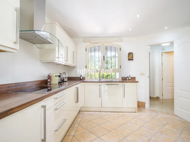House - Townhouse в продаже в Marbella, Málaga. В доме 3 спален и 4 ванных комнат. Площадь дома 385 м². Площадь участка 178 м²