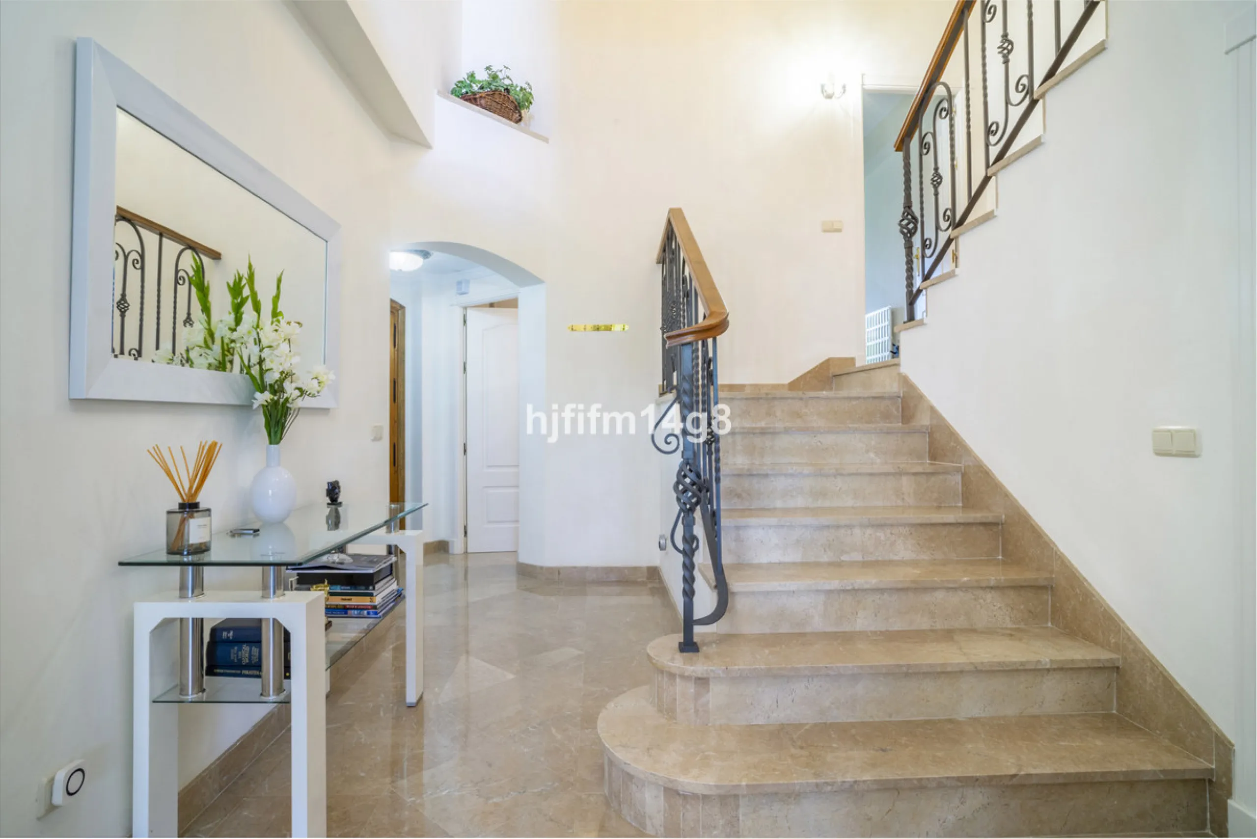 House - Townhouse в продаже в Marbella, Málaga. В доме 3 спален и 4 ванных комнат. Площадь дома 385 м². Площадь участка 178 м²