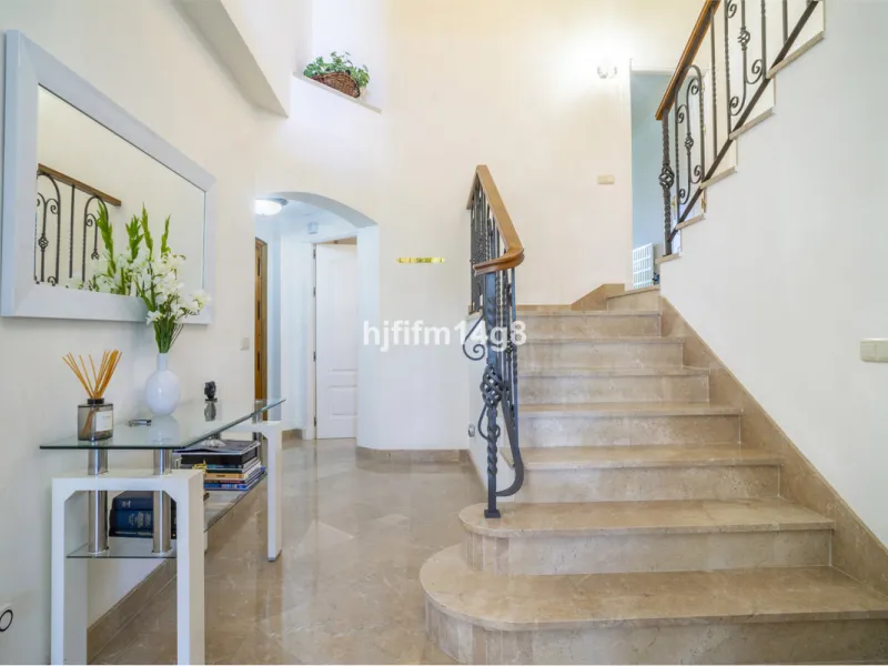 House - Townhouse в продаже в Marbella, Málaga. В доме 3 спален и 4 ванных комнат. Площадь дома 385 м². Площадь участка 178 м²
