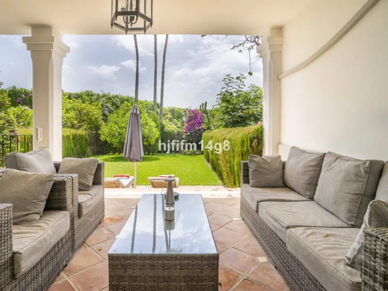 House - Townhouse в продаже в Marbella, Málaga. В доме 3 спален и 4 ванных комнат. Площадь дома 385 м². Площадь участка 178 м²