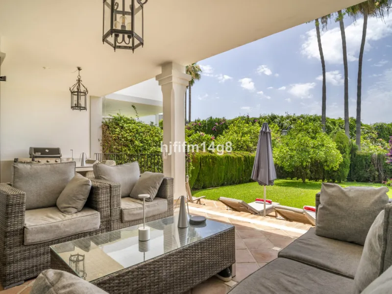 House - Townhouse в продаже в Marbella, Málaga. В доме 3 спален и 4 ванных комнат. Площадь дома 385 м². Площадь участка 178 м²