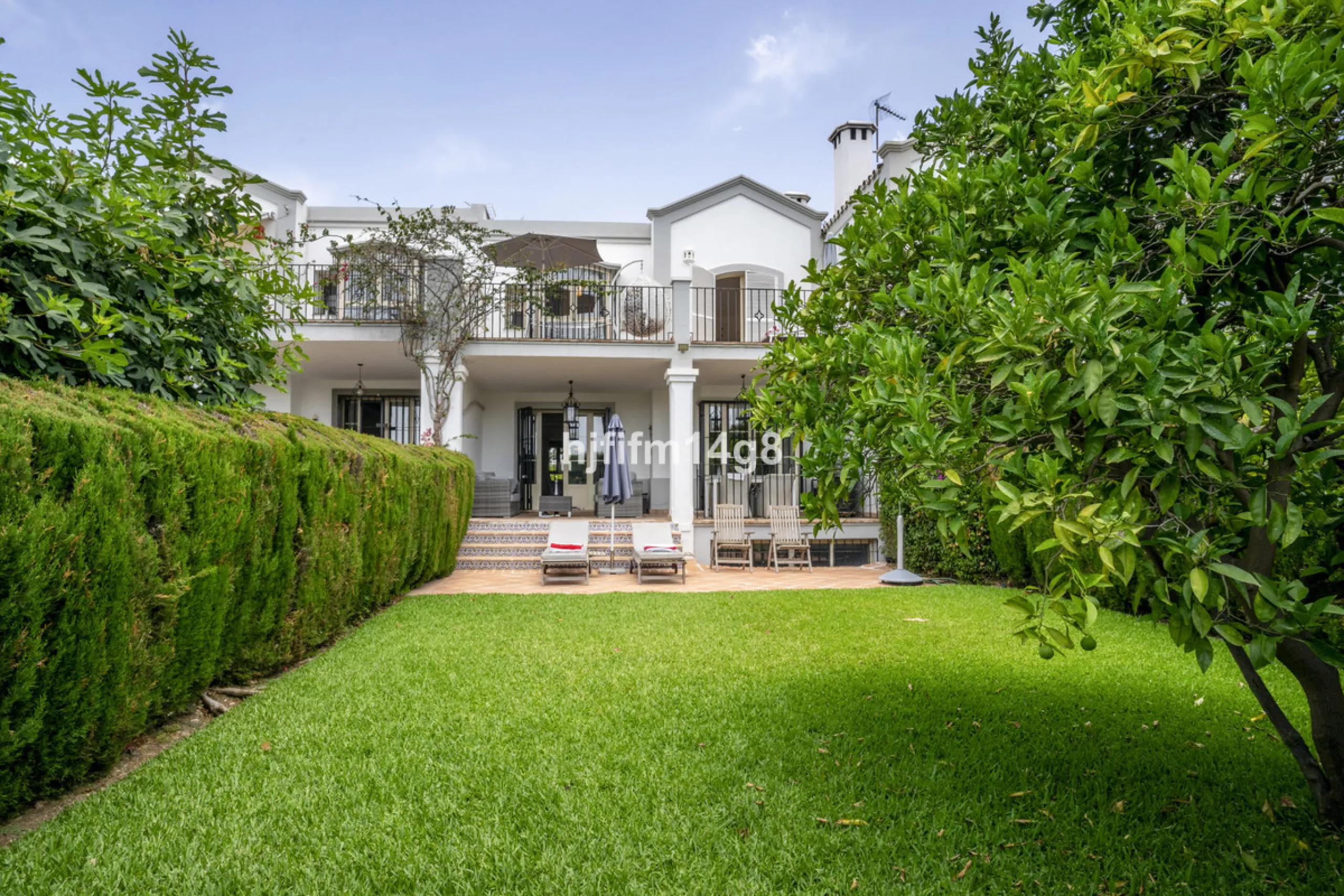 House - Townhouse в продаже в Marbella, Málaga. В доме 3 спален и 4 ванных комнат. Площадь дома 385 м². Площадь участка 178 м²