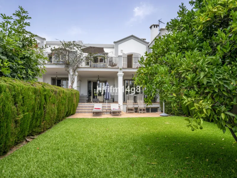 House - Townhouse в продаже в Marbella, Málaga. В доме 3 спален и 4 ванных комнат. Площадь дома 385 м². Площадь участка 178 м²