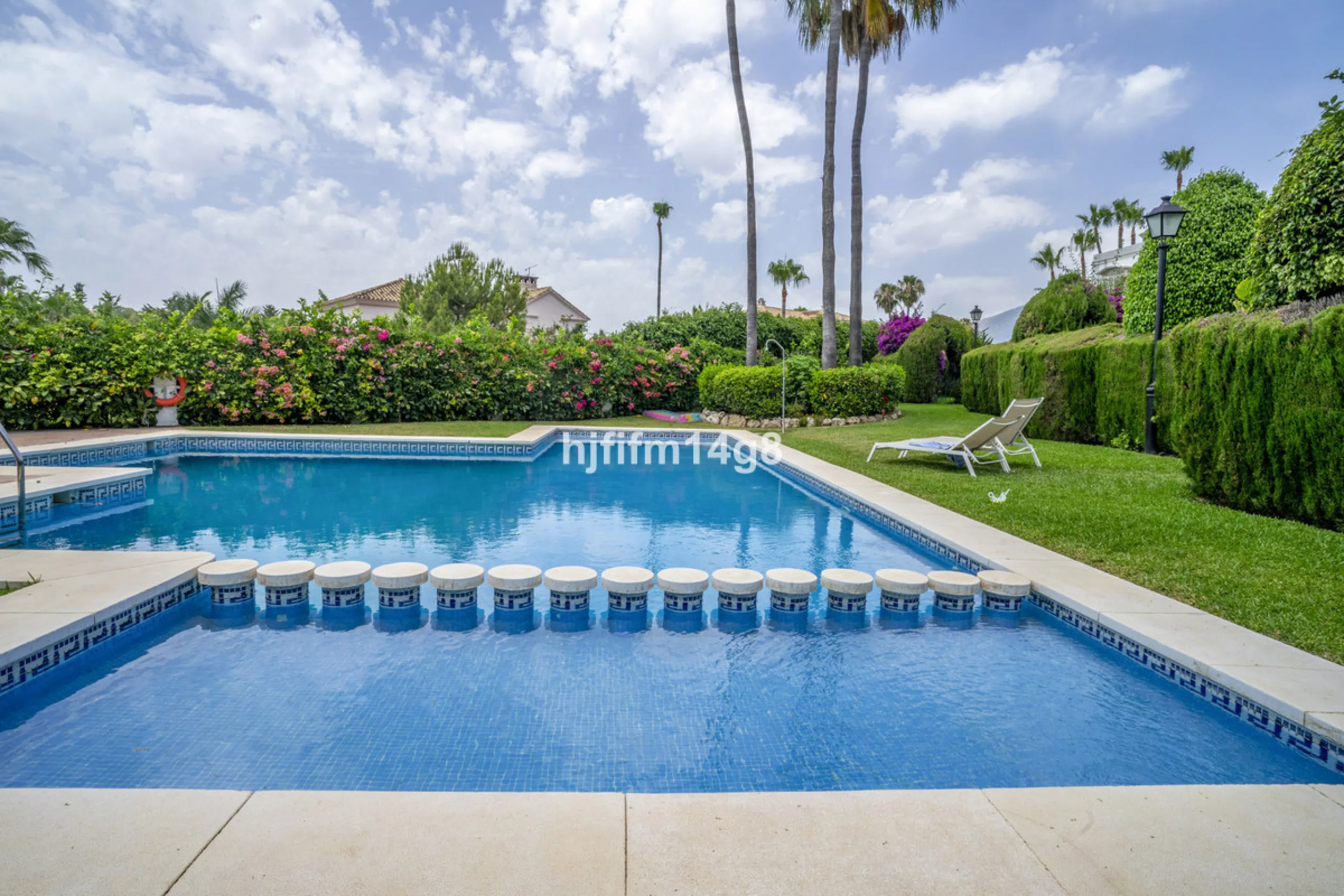 House - Townhouse в продаже в Marbella, Málaga. В доме 3 спален и 4 ванных комнат. Площадь дома 385 м². Площадь участка 178 м²