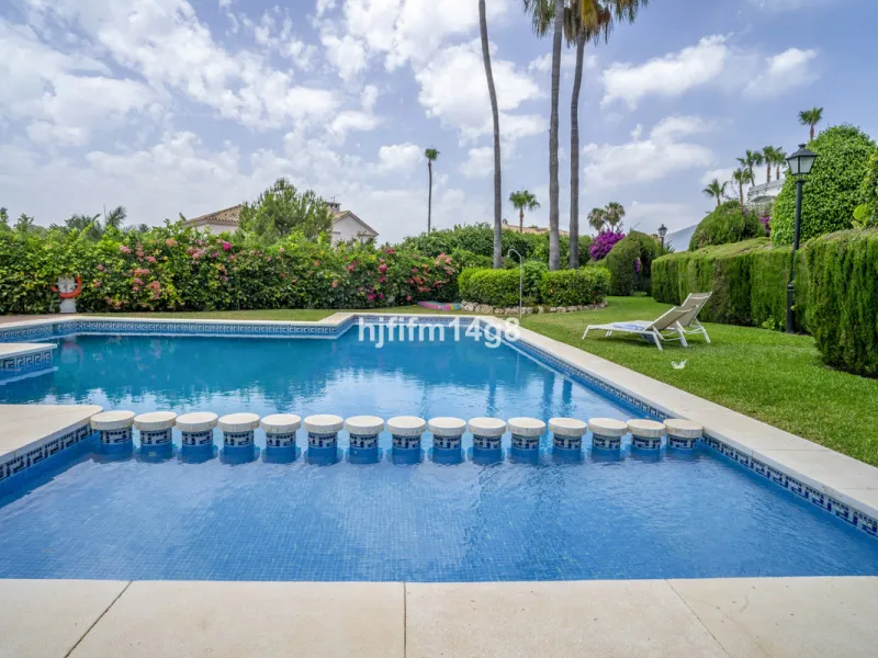 House - Townhouse в продаже в Marbella, Málaga. В доме 3 спален и 4 ванных комнат. Площадь дома 385 м². Площадь участка 178 м²