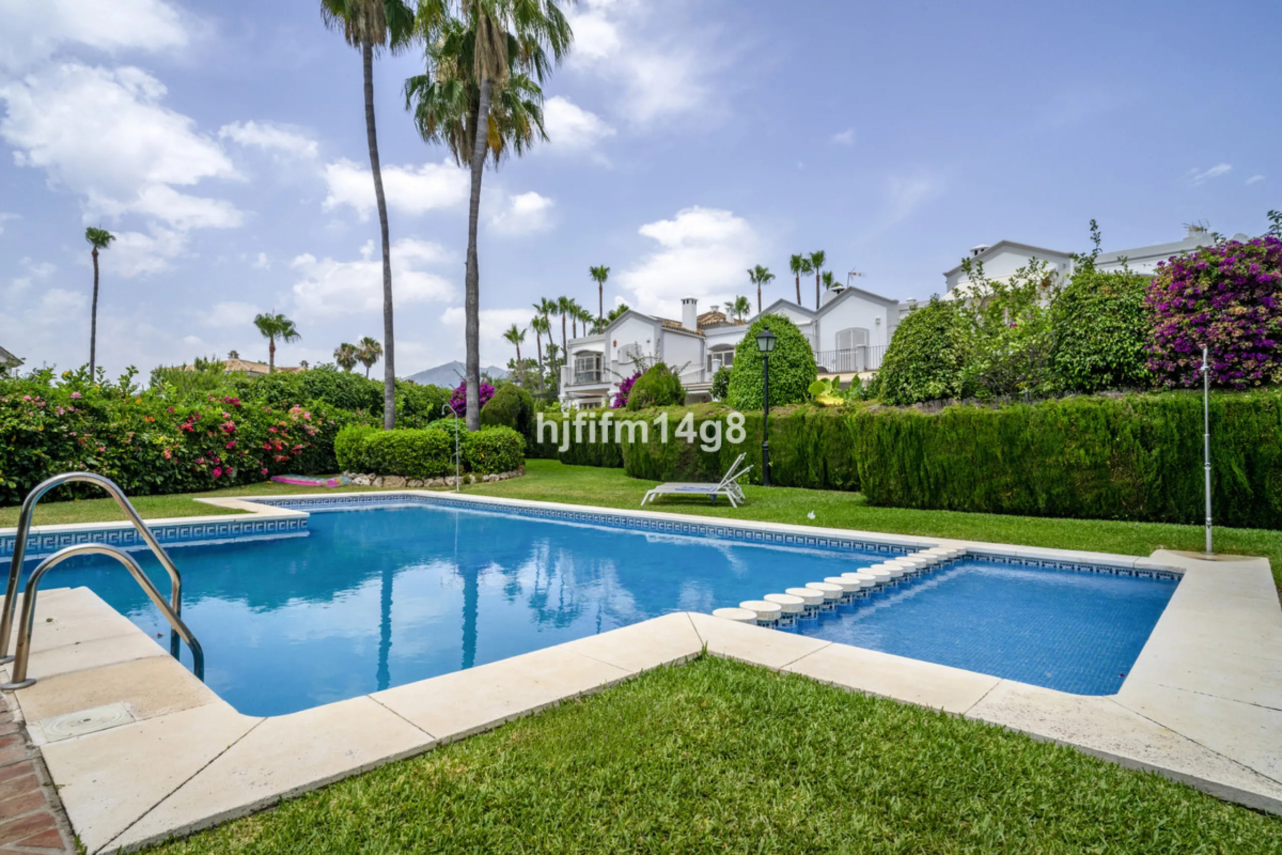 House - Townhouse в продаже в Marbella, Málaga. В доме 3 спален и 4 ванных комнат. Площадь дома 385 м². Площадь участка 178 м²