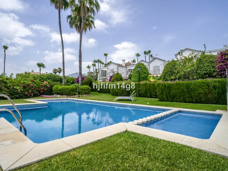 House - Townhouse в продаже в Marbella, Málaga. В доме 3 спален и 4 ванных комнат. Площадь дома 385 м². Площадь участка 178 м²