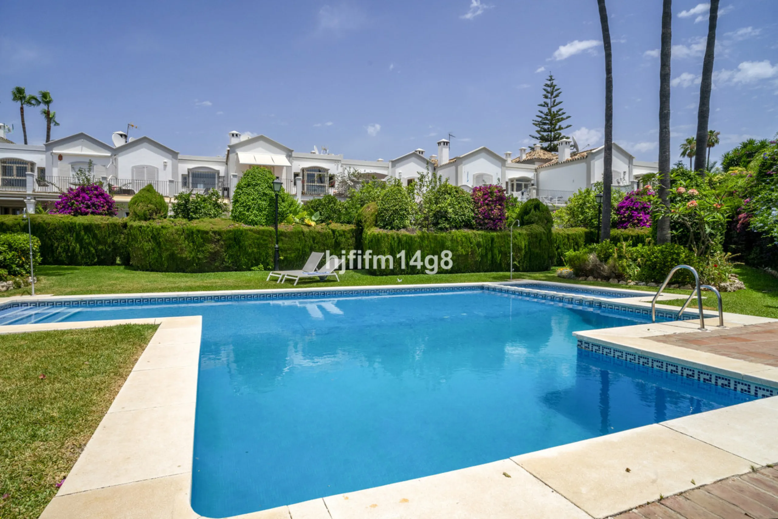 House - Townhouse в продаже в Marbella, Málaga. В доме 3 спален и 4 ванных комнат. Площадь дома 385 м². Площадь участка 178 м²