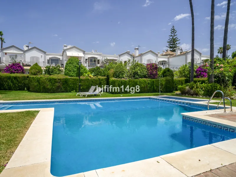House - Townhouse в продаже в Marbella, Málaga. В доме 3 спален и 4 ванных комнат. Площадь дома 385 м². Площадь участка 178 м²