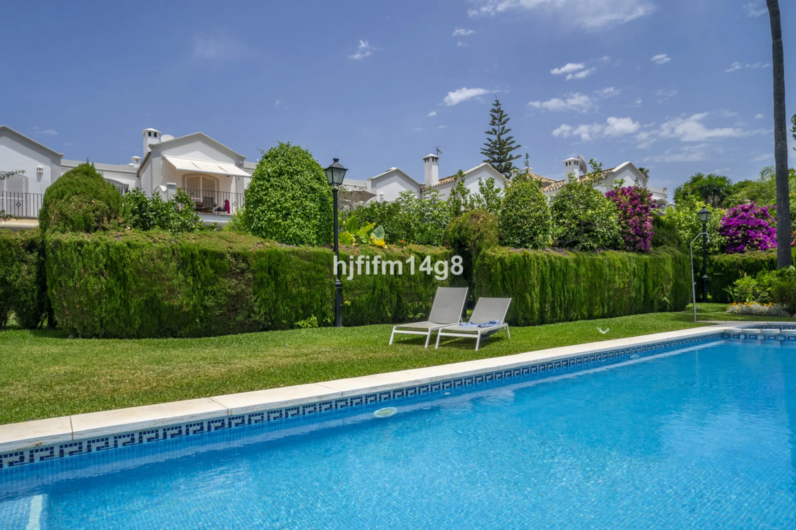 House - Townhouse в продаже в Marbella, Málaga. В доме 3 спален и 4 ванных комнат. Площадь дома 385 м². Площадь участка 178 м²