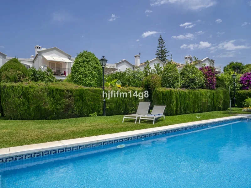 House - Townhouse в продаже в Marbella, Málaga. В доме 3 спален и 4 ванных комнат. Площадь дома 385 м². Площадь участка 178 м²
