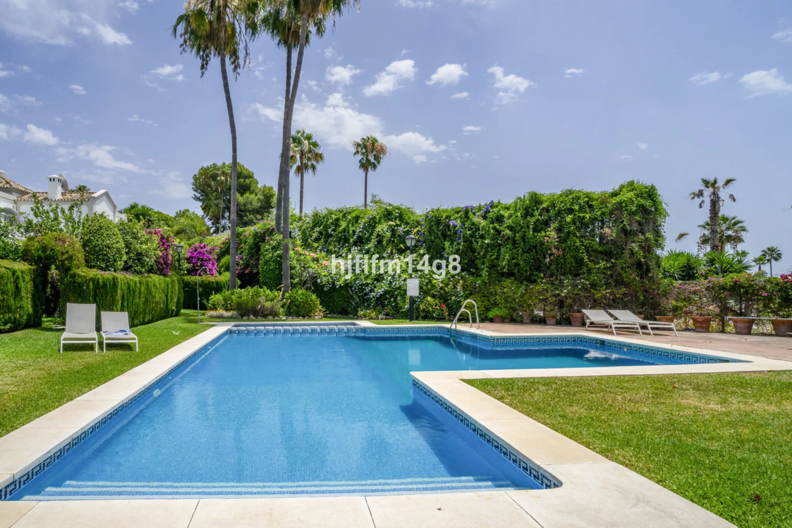 House - Townhouse в продаже в Marbella, Málaga. В доме 3 спален и 4 ванных комнат. Площадь дома 385 м². Площадь участка 178 м²