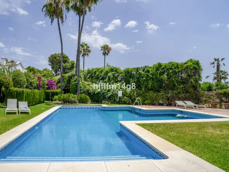 House - Townhouse в продаже в Marbella, Málaga. В доме 3 спален и 4 ванных комнат. Площадь дома 385 м². Площадь участка 178 м²