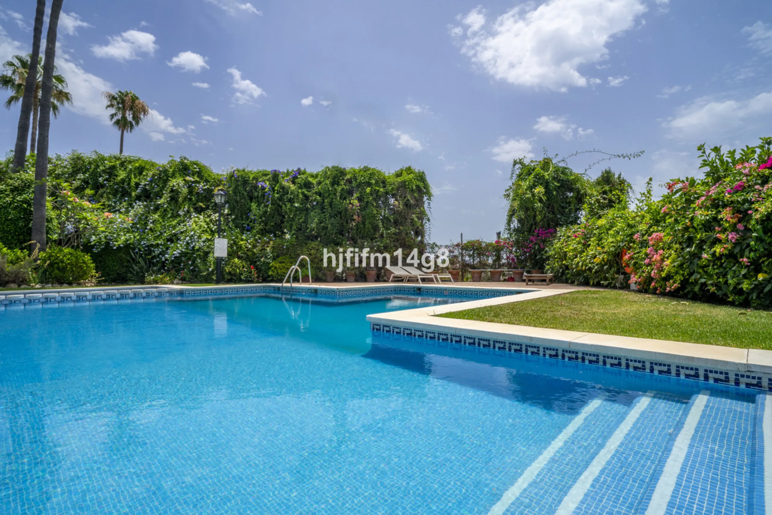House - Townhouse в продаже в Marbella, Málaga. В доме 3 спален и 4 ванных комнат. Площадь дома 385 м². Площадь участка 178 м²