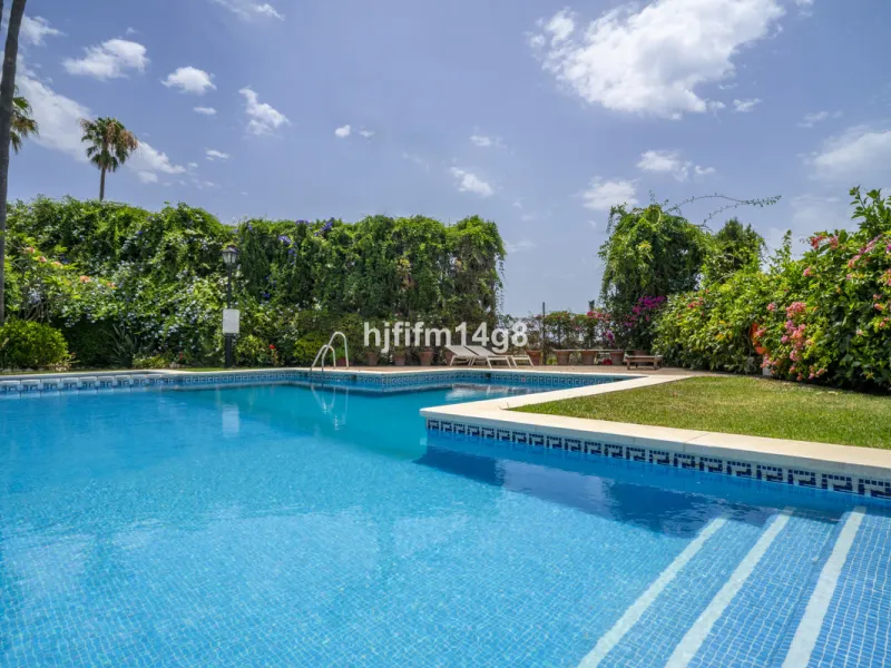 House - Townhouse в продаже в Marbella, Málaga. В доме 3 спален и 4 ванных комнат. Площадь дома 385 м². Площадь участка 178 м²