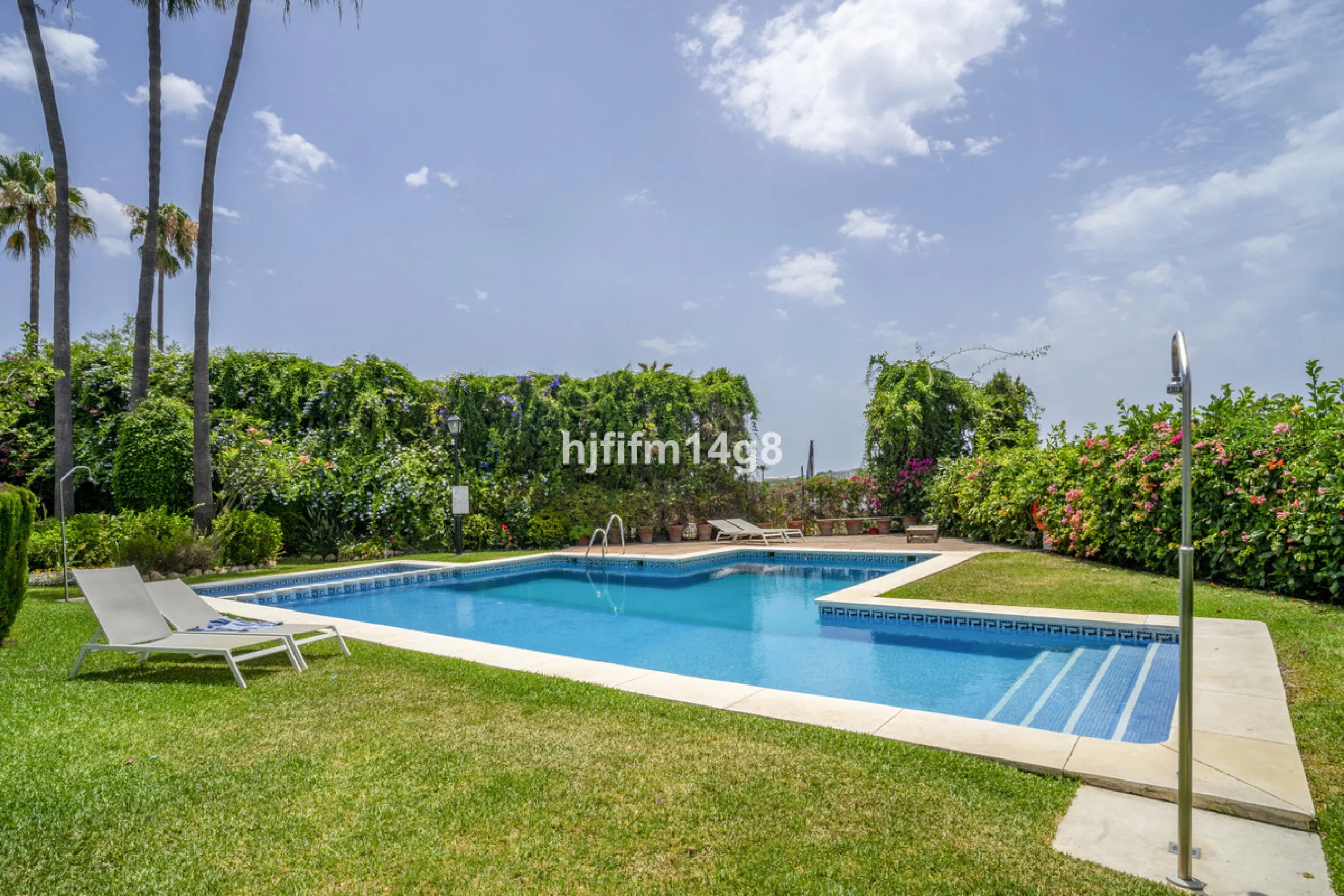 House - Townhouse в продаже в Marbella, Málaga. В доме 3 спален и 4 ванных комнат. Площадь дома 385 м². Площадь участка 178 м²