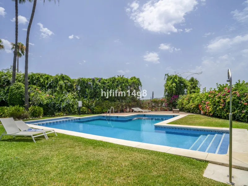 House - Townhouse в продаже в Marbella, Málaga. В доме 3 спален и 4 ванных комнат. Площадь дома 385 м². Площадь участка 178 м²