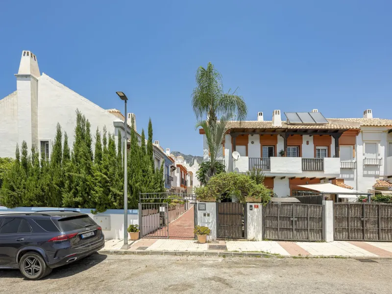 Spacious semi-detached house with terrace, garden, swimming pool and double garage in one of the best residential areas of Marbella