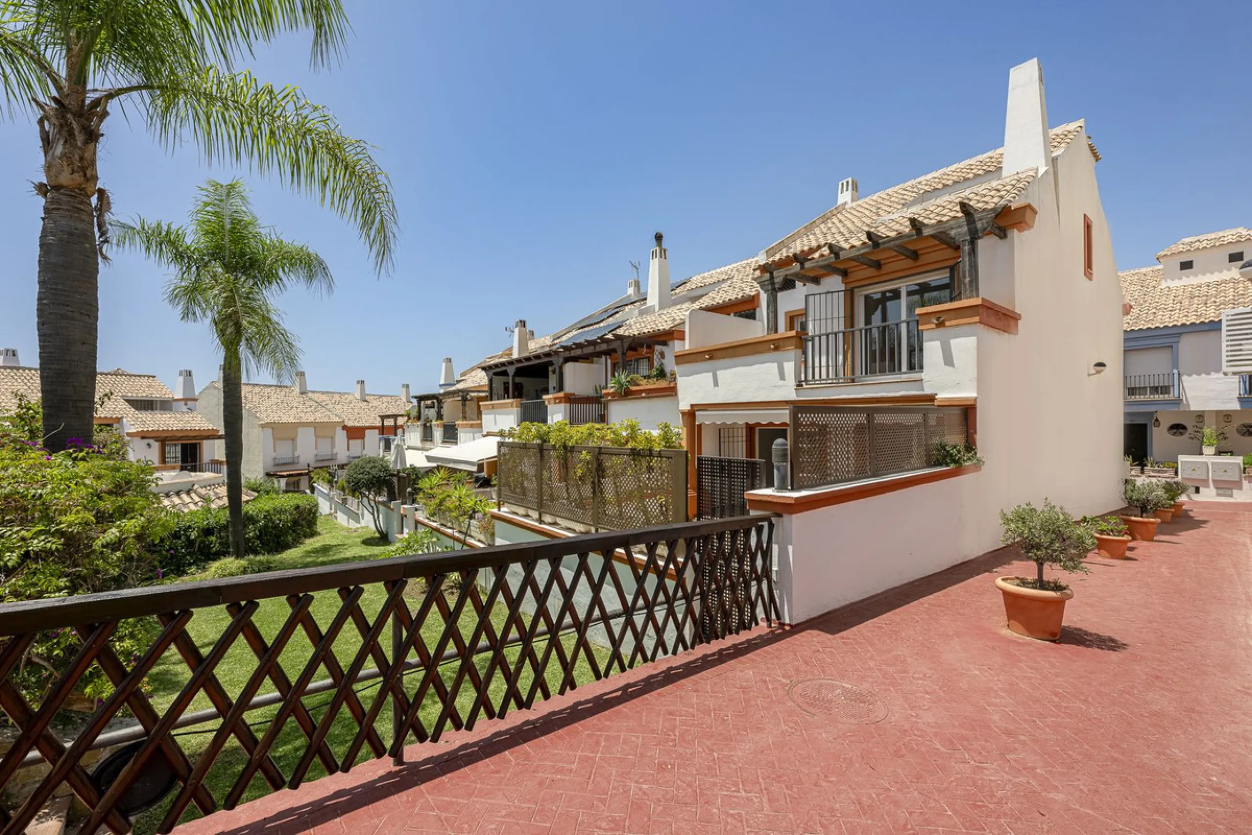 Spacious semi-detached house with terrace, garden, swimming pool and double garage in one of the best residential areas of Marbella