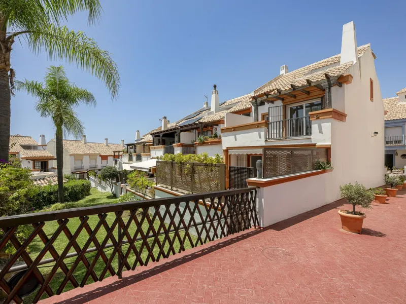 Spacious semi-detached house with terrace, garden, swimming pool and double garage in one of the best residential areas of Marbella