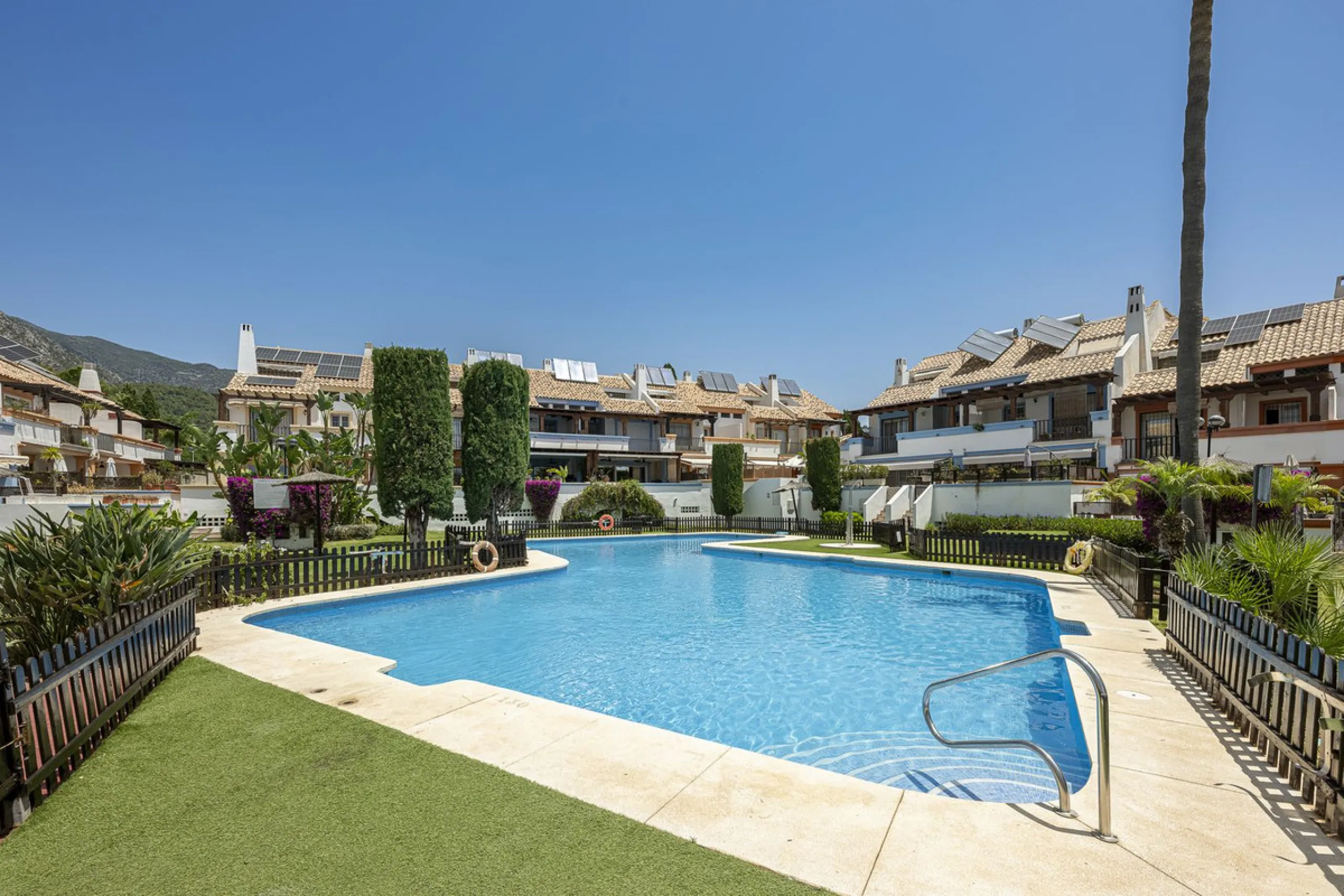 Spacious semi-detached house with terrace, garden, swimming pool and double garage in one of the best residential areas of Marbella