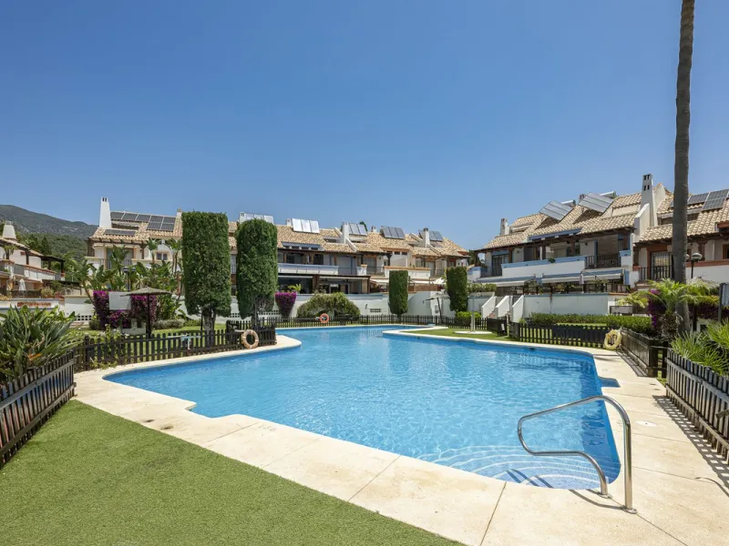 Spacious semi-detached house with terrace, garden, swimming pool and double garage in one of the best residential areas of Marbella