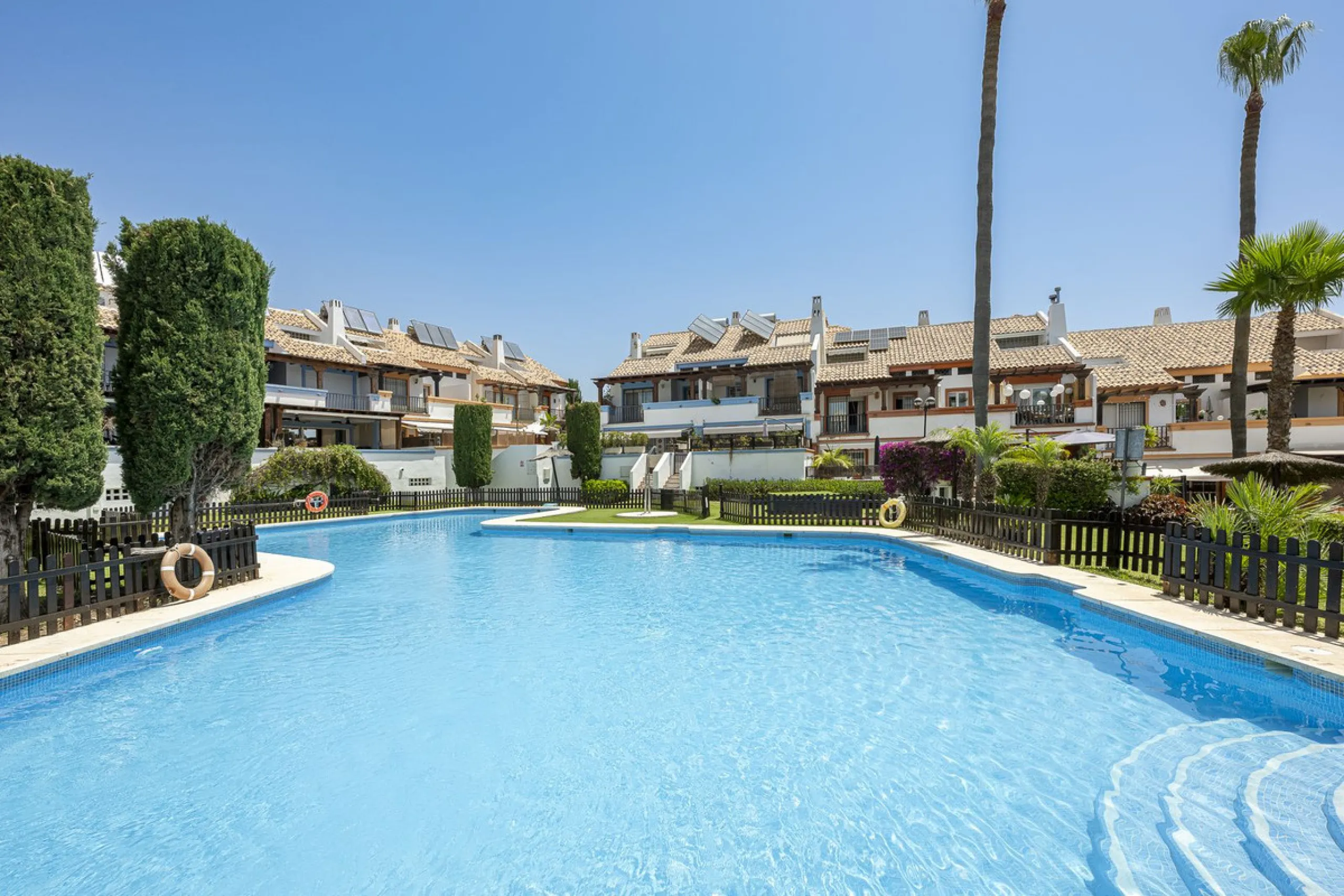 Spacious semi-detached house with terrace, garden, swimming pool and double garage in one of the best residential areas of Marbella