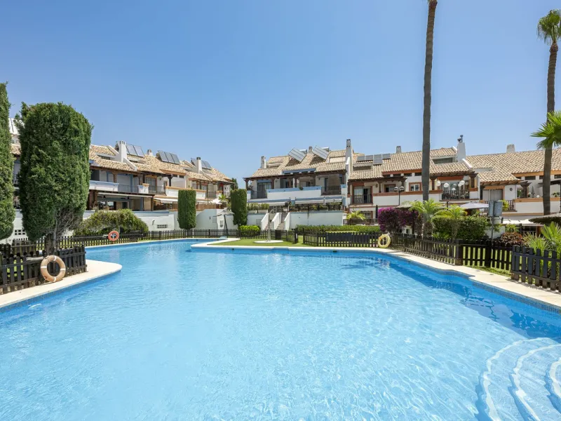 Spacious semi-detached house with terrace, garden, swimming pool and double garage in one of the best residential areas of Marbella