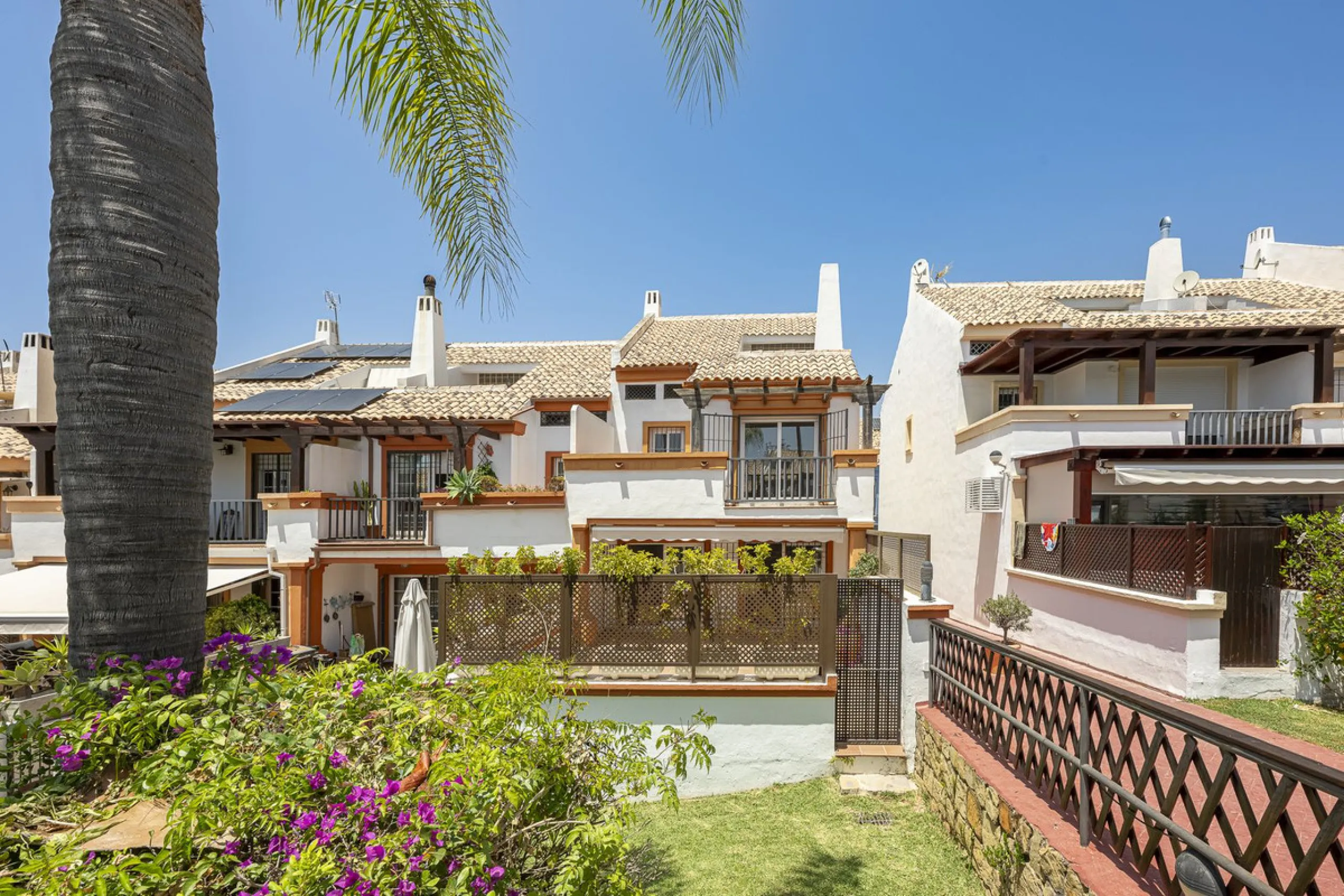 Spacious semi-detached house with terrace, garden, swimming pool and double garage in one of the best residential areas of Marbella