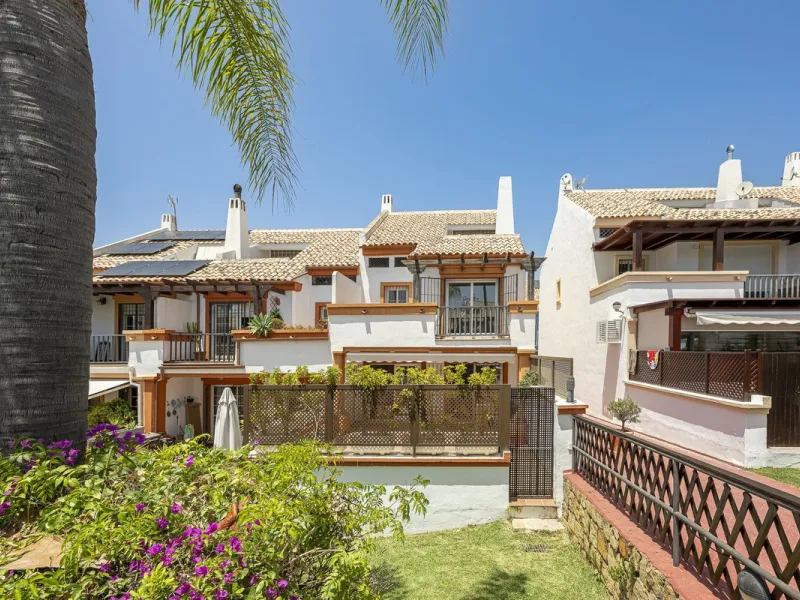 Spacious semi-detached house with terrace, garden, swimming pool and double garage in one of the best residential areas of Marbella