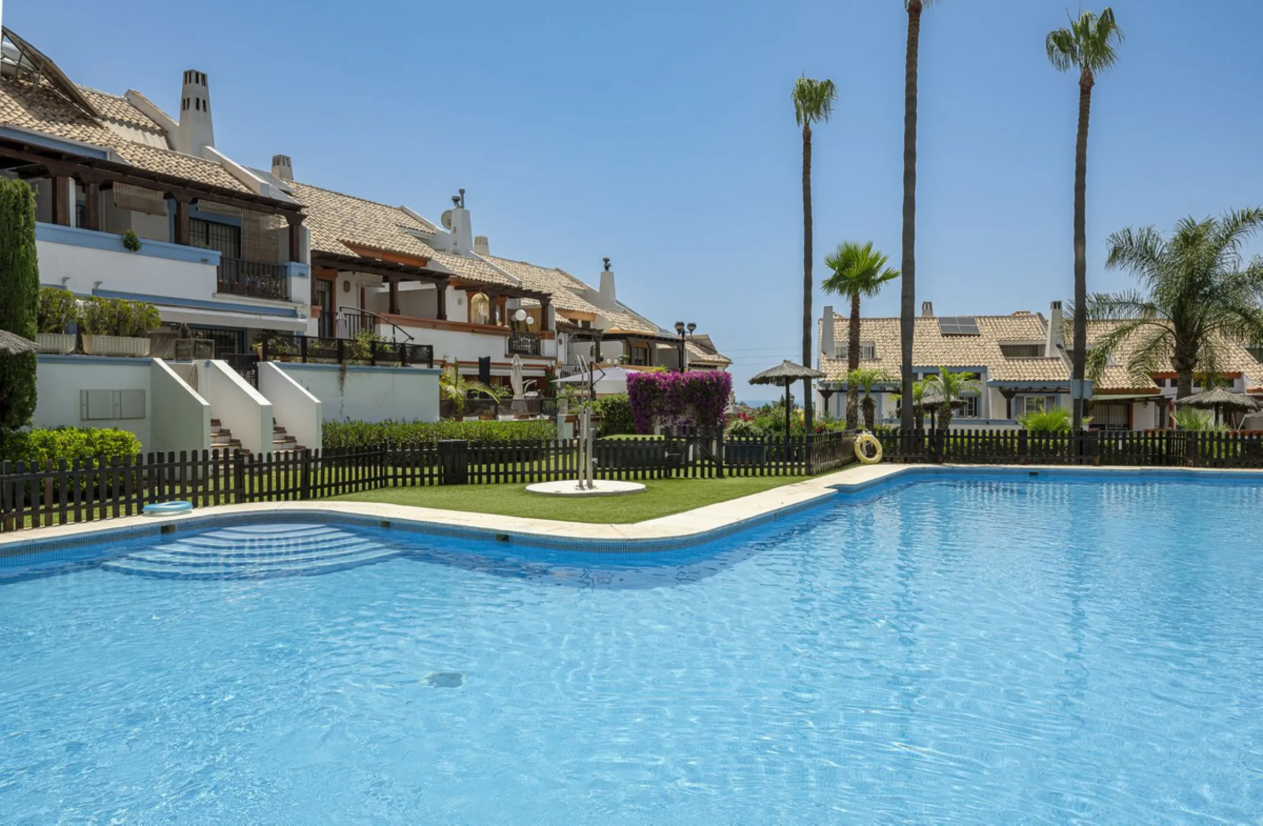 Spacious semi-detached house with terrace, garden, swimming pool and double garage in one of the best residential areas of Marbella