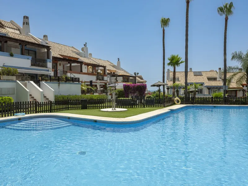 Spacious semi-detached house with terrace, garden, swimming pool and double garage in one of the best residential areas of Marbella
