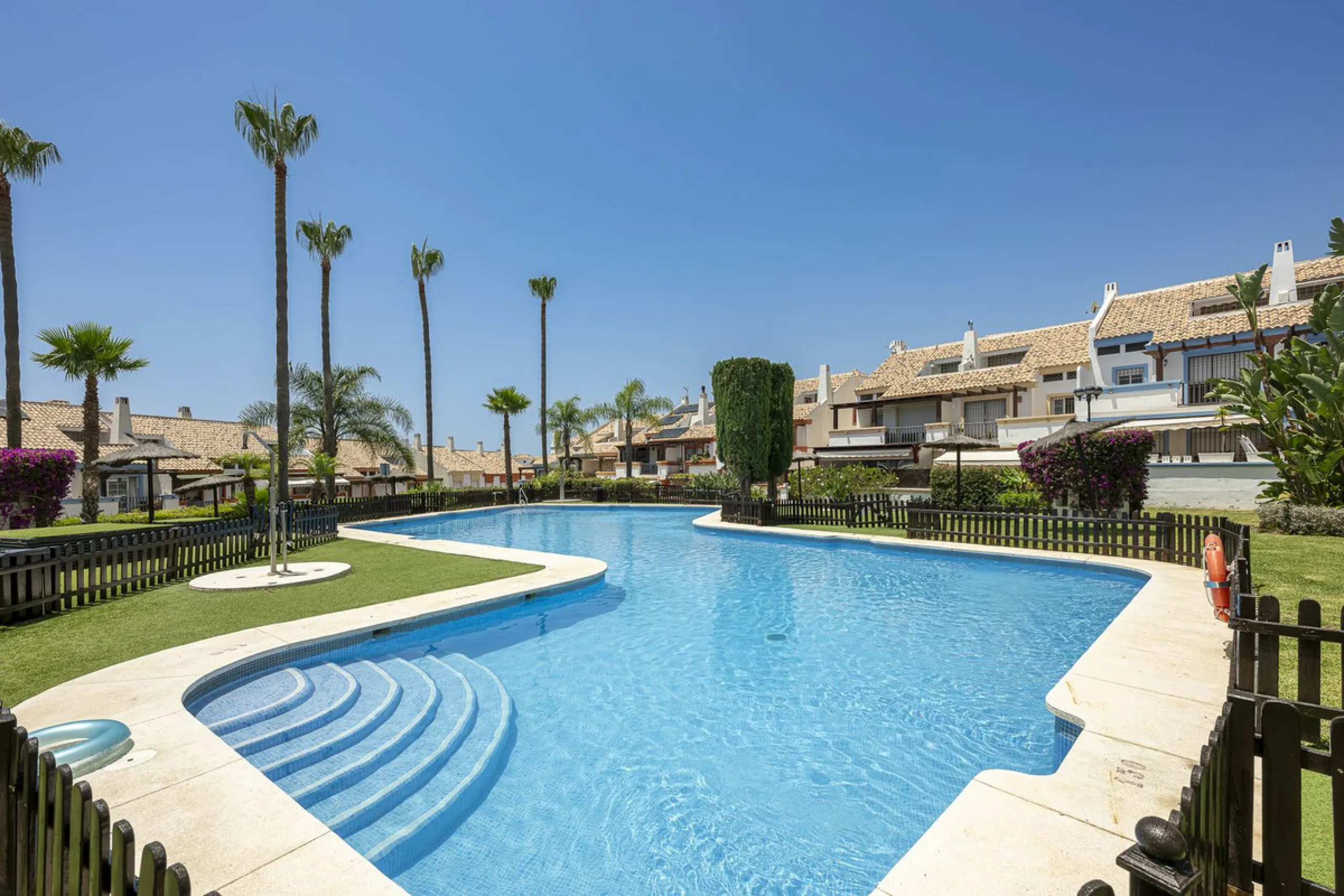 Spacious semi-detached house with terrace, garden, swimming pool and double garage in one of the best residential areas of Marbella