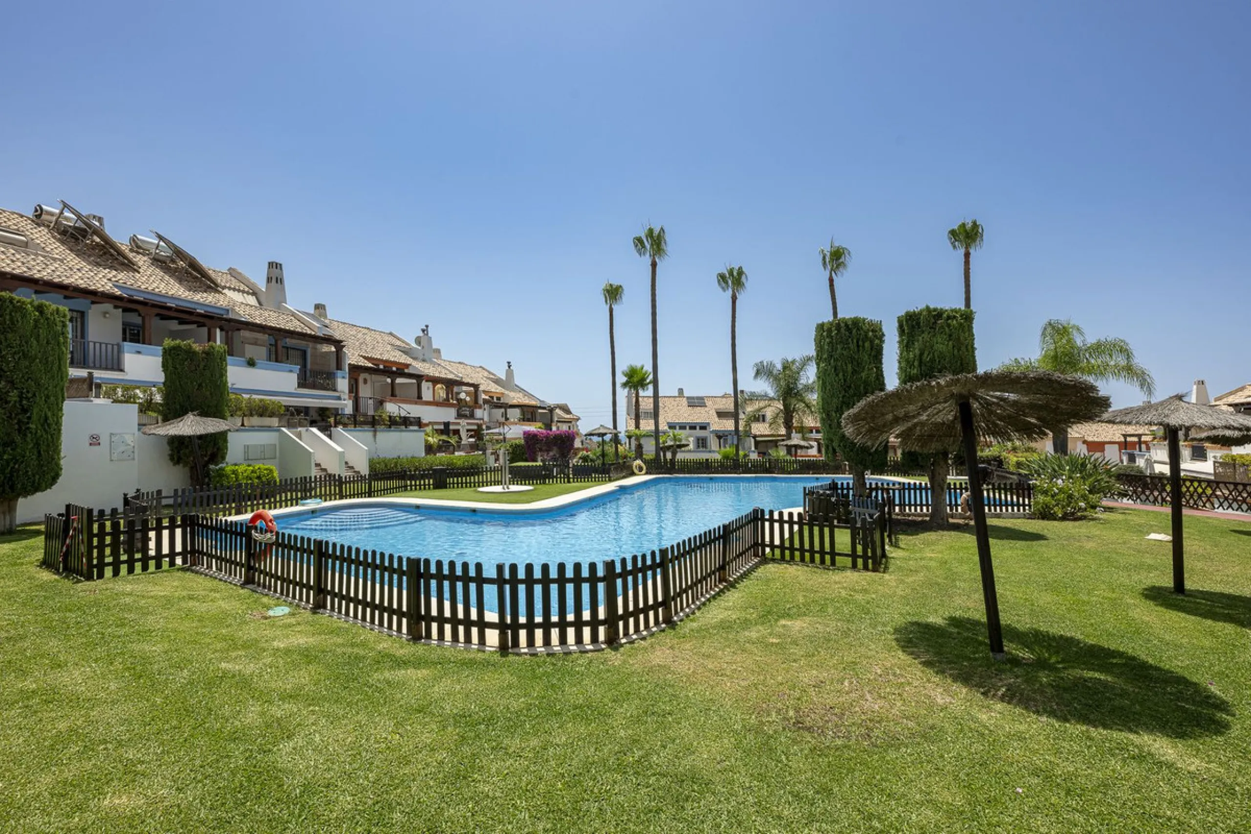 Spacious semi-detached house with terrace, garden, swimming pool and double garage in one of the best residential areas of Marbella